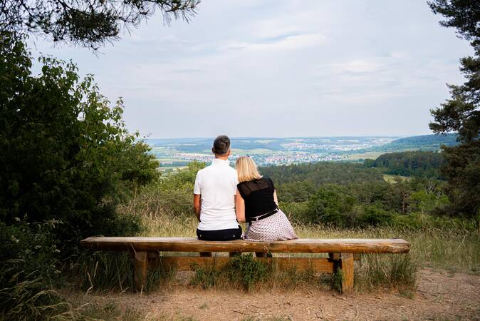 Ein Paar überblickt die Natur an einem Aussichtspunkt