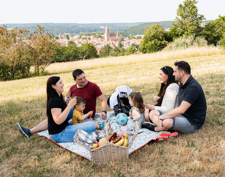 Eine Familie beim Picknick oberhalb der Stadt.